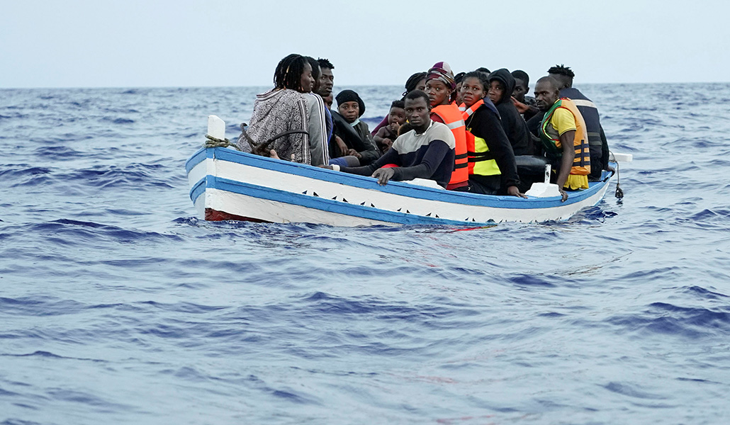 Un grupo de inmigrantes cerca de la isla de Lampedusa, Italia