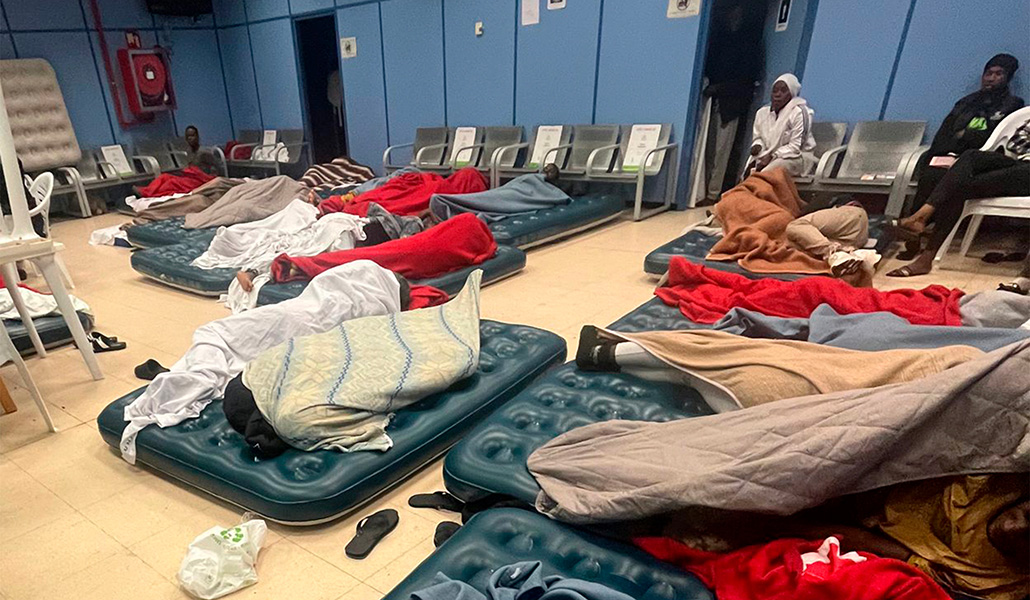 Solicitantes de asilo en una de las salas llenas de colchonetas para dormir