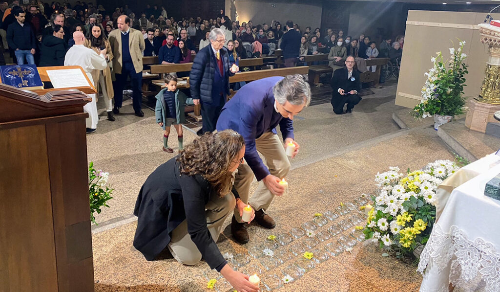 Unos padres colocan cuatro velas ante el altar de Buen Suceso por sus hijos
