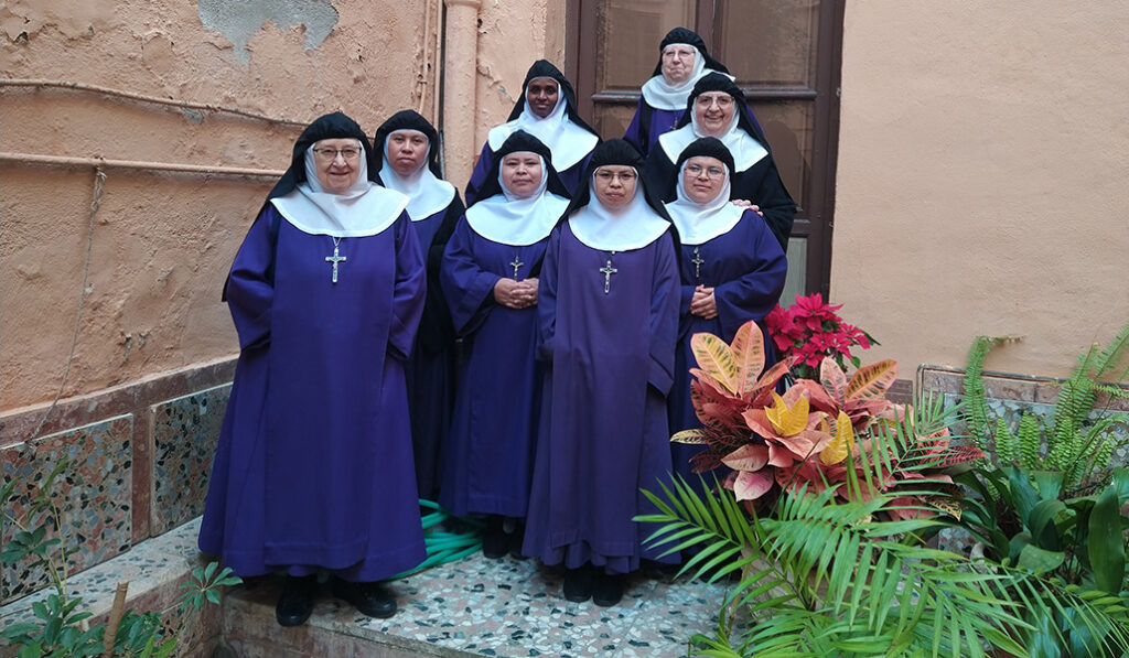 La comunidad de Agustinas Recoletas Nazarenas de Motril, con su hábito morado