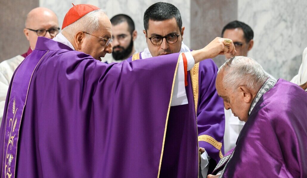 El cardenal Mauro Piacenza aplica la ceniza en la cabeza del Papa, en la basílica de Santa Sabina. Foto: CNS.