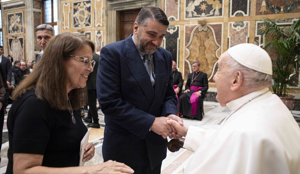 Perusini y su mujer, María Laura, saludan al Papa el 9 de febrero