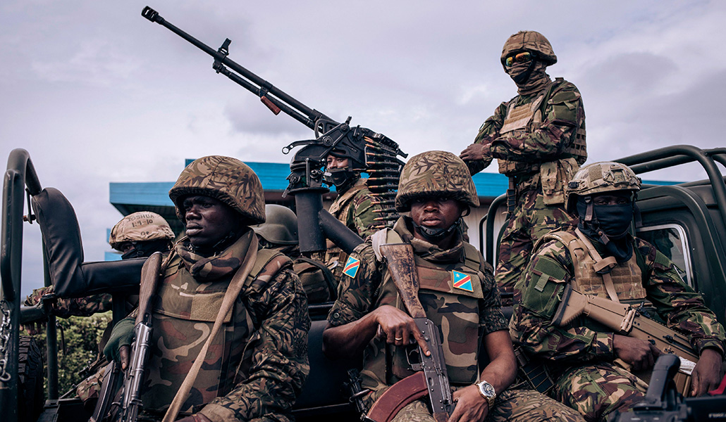 Militares del Congo hacen guardia en el aeropuerto de Goma