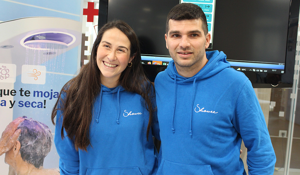 Judit Salarich y Èrich Güell desarrollan la ducha accesible Showee, ganadora del primer puesto en los Premios Cruz Roja de Tecnología Humanitaria