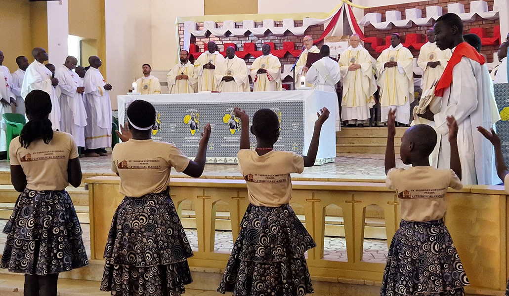 El cardenal Czerny preside una eucaristía durante su viaje a Sudán del Sur