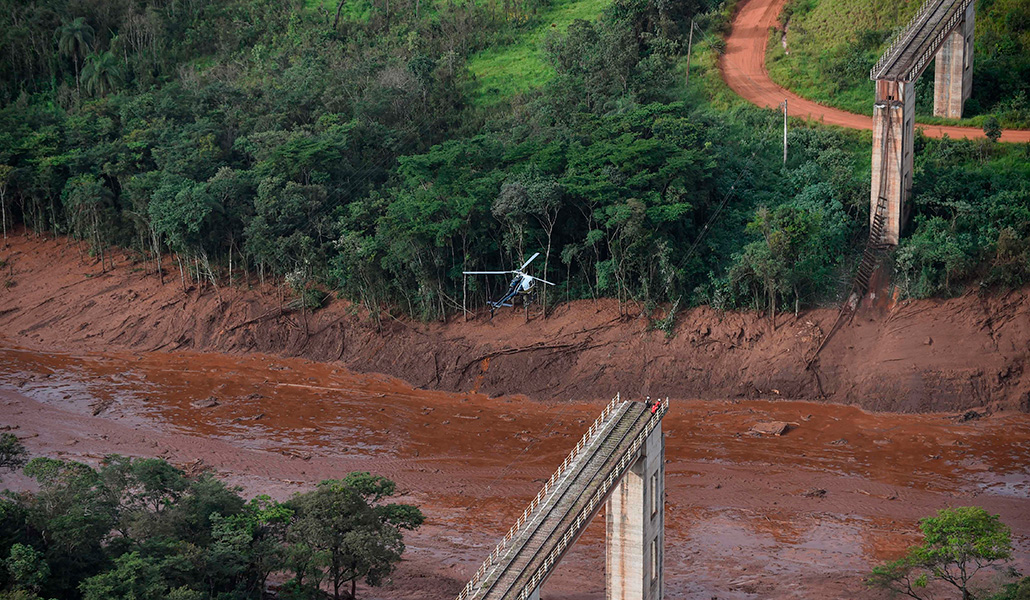 Daños causados por el derrumbe de la represa de una mina en Brumandinho (Brasil) el 25 de enero de 2019, que se atribuye en parte a la negligencia de la auditora alemana TÜV SÜD