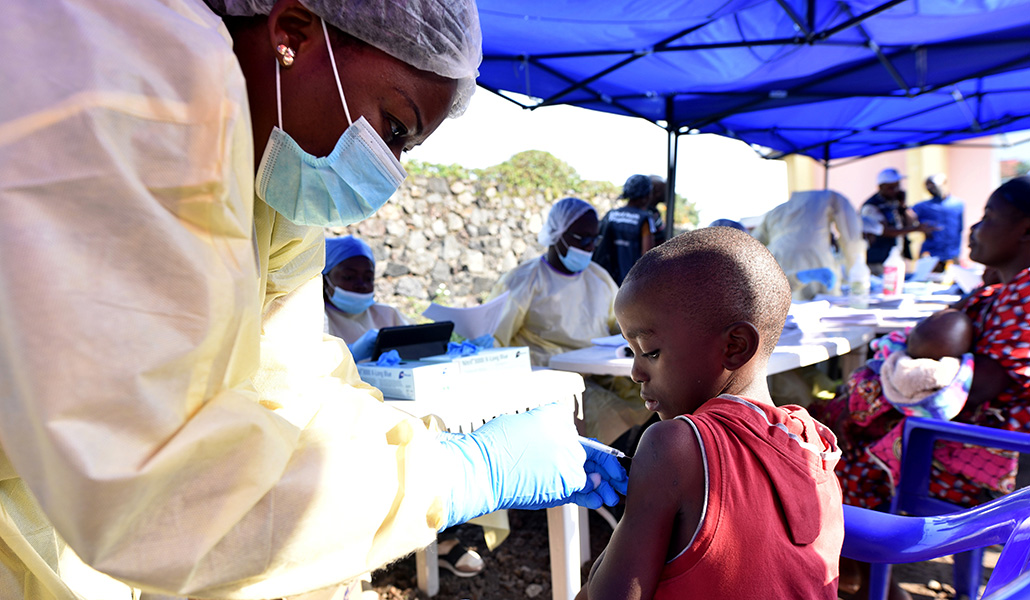 Una enfermera pone una inyección a un niño, como parte de prevención del ébola en un centro de salud en Goma, República Democrática del Congo. Foto: CNS.
