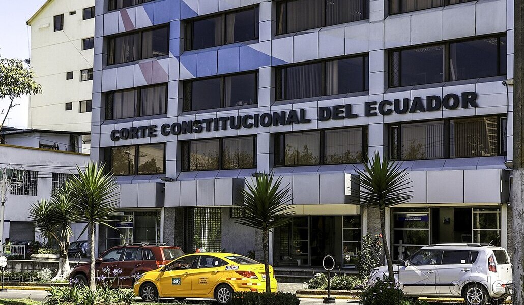 Fachada de la Corte Constitucional, que el miércoles ordenó legalizar la eutanasia en Ecuador