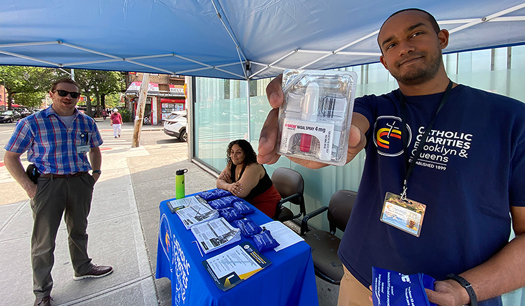 Andrew Karim, de Catholic Charities de Brooklyn y Queens (Nueva York), distribuye de kits gratuitos para revertir las sobredosis