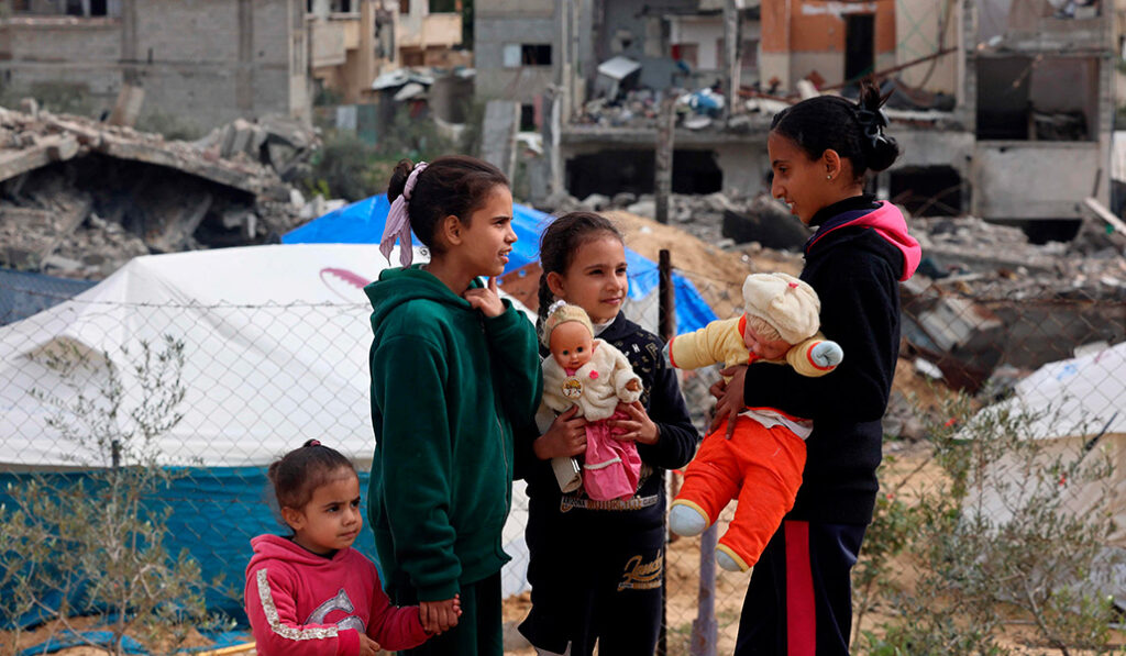 Niñas palestinas en un campamento para desplazados en Rafah