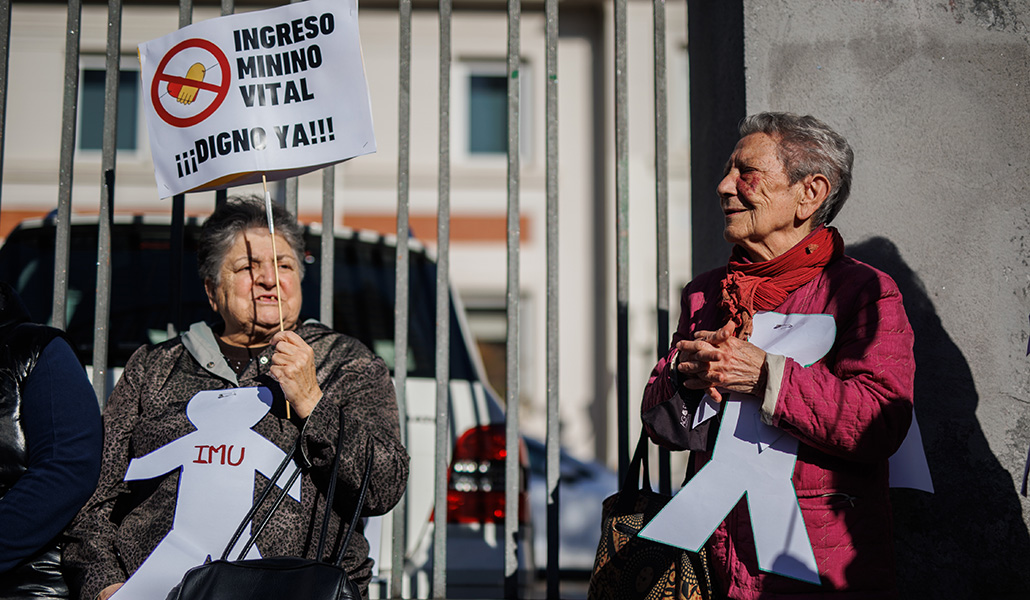 Varias mujeres durante una concentración en defensa de ‘un ingreso mínimo vital digno’, frente a la sede del Ministerio de Inclusión y Seguridad Social