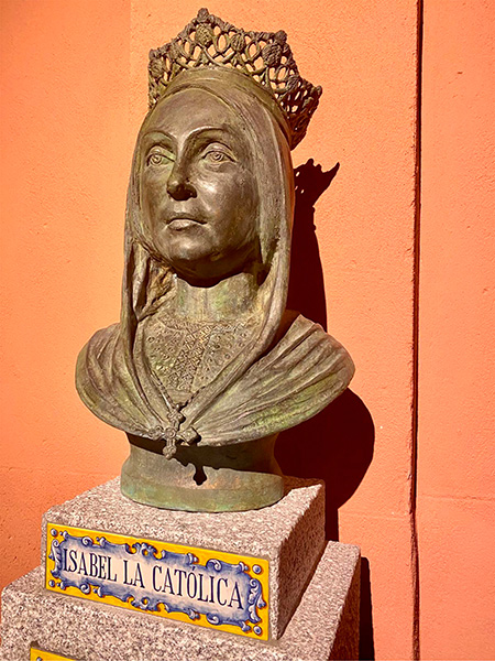 El busto en honor de la reina está en una capilla de la iglesia española en Roma