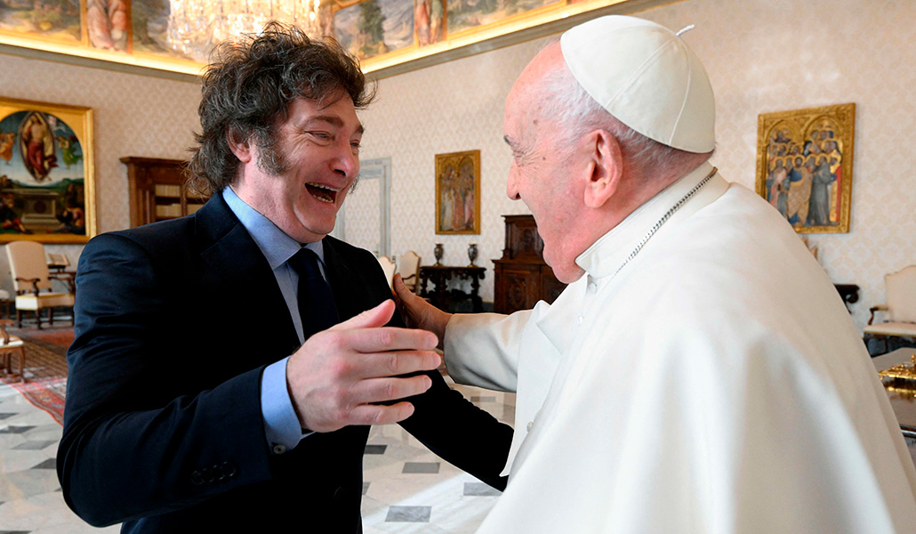 El presidente de Argentina Javier Milei saluda al Papa Francisco durante una audiencia privada en el Vaticano, el 12 de febrero de 2024