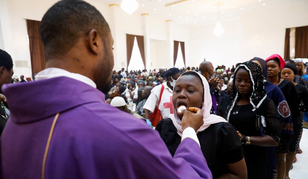 Funeral por los cristianos asesinados en la parroquia de San Francisco Javier, en Owo (Nigeria), tras la masacre del 5 de junio de 2022