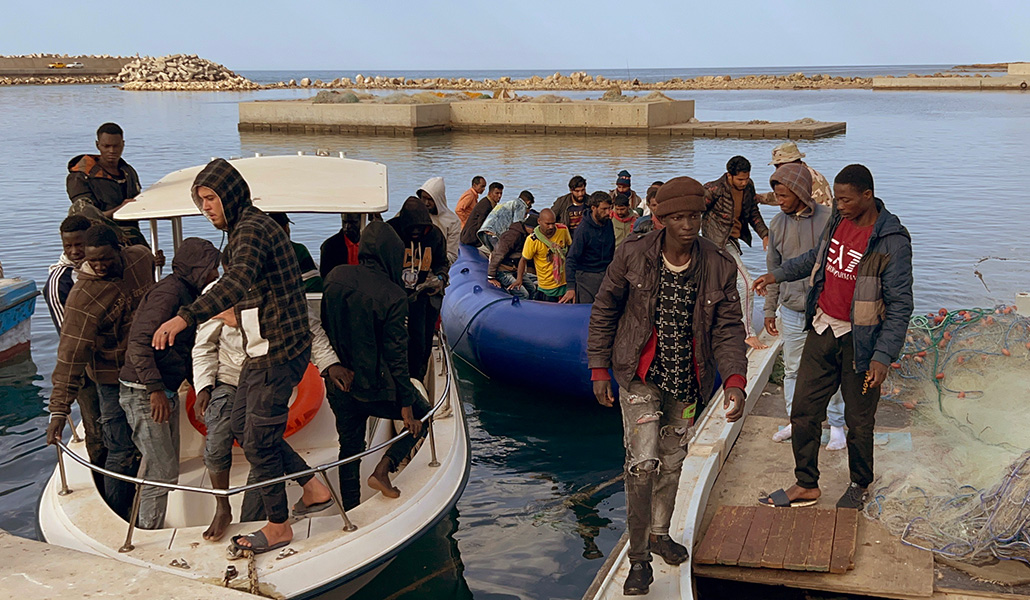Migrantes rescatados del Mediterráneo a su llegada al puerto de Garaboli (Libia)