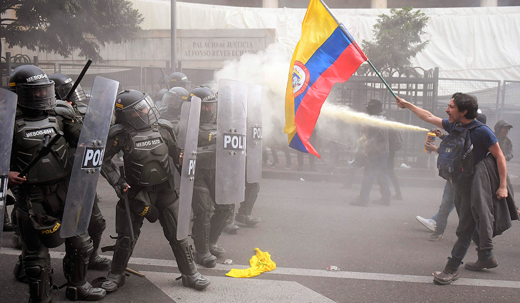 Manifestantes se enfrentan a la policía en el exterior del Palacio de Justicia, en Bogotá