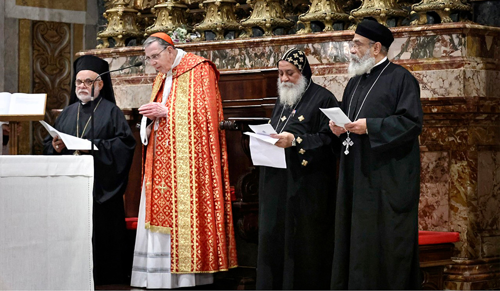 El padre Gabriel (a la izquierda) con el cardenal Koch y otros representantes coptos en la celebración
