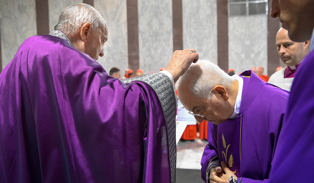 El Papa Francisco impone la ceniza sobre la cabeza del cardenal Mauro Piacenza, jefe de la Penitenciaría Apostólica, durante una misa del Miércoles de Ceniza de 2023