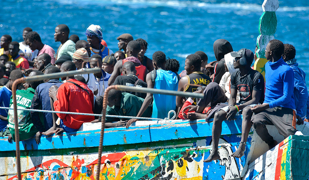 Migrantes africanos de la ruta canaria llegando a la isla de El Hierro