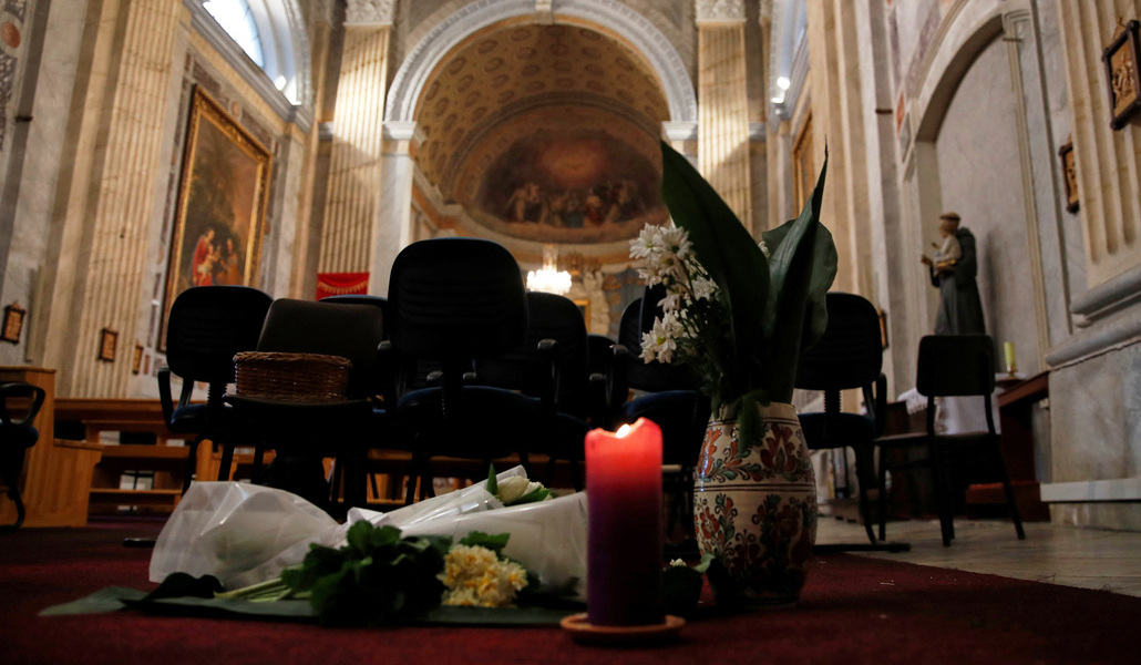 Flores en la iglesia donde se produjo el atentado en Turquía