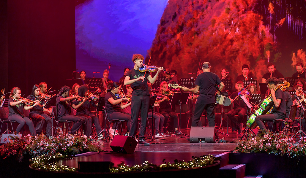 Los jóvenes de la orquesta durante su último concierto, en el Teatro CaixaBank Príncipe Pío, la pasada Navidad