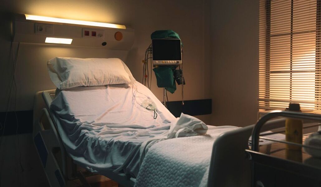 Cama vacía de hospital. «Muchos enfermos o personas en situaciones vulnerables se verán obligados a recurrir» a la eutanasia