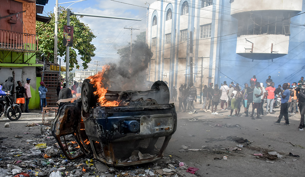 Coche quemado durante una gran protesta antigubernamental en Puerto Príncipe (Haití), el 7 de febrero. Foto: EFE / Siffroy Clarens.