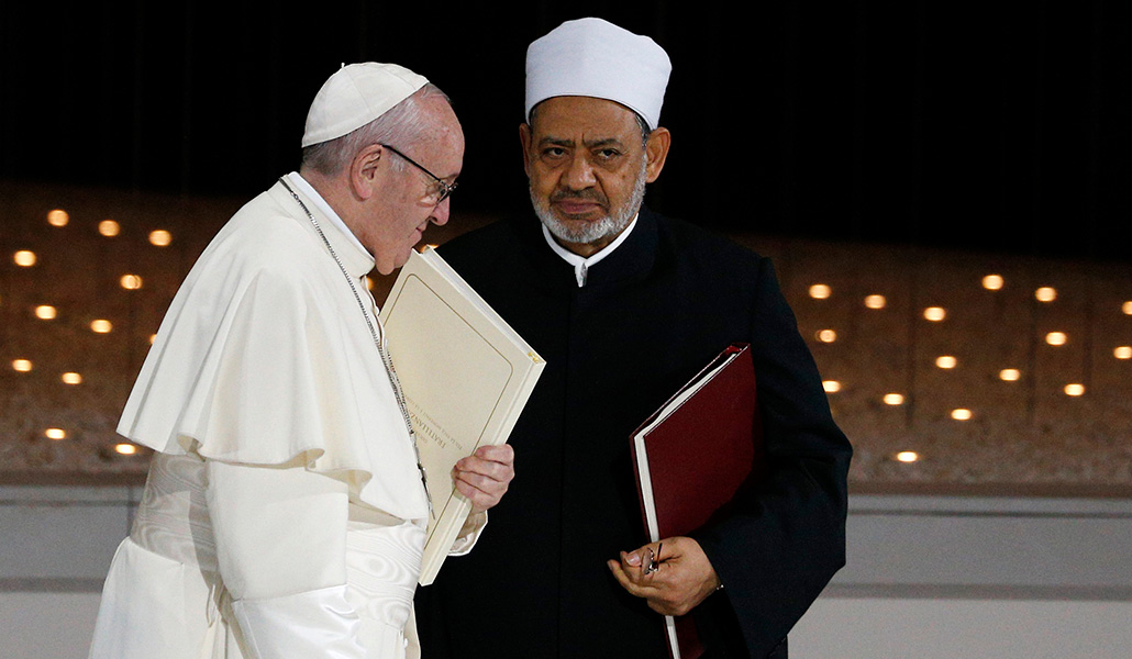 El Papa Francisco junto al gran imán al-Tayeb antes de la firma del documento