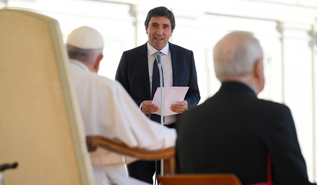 El Papa Francisco escucha la intervención de Davide Prosperti, presidente de la Fraternidad de Comunión y Liberación, durante una audiencia para conmemorar el centenario del nacimiento del padre Luigi Giussani, en 2022