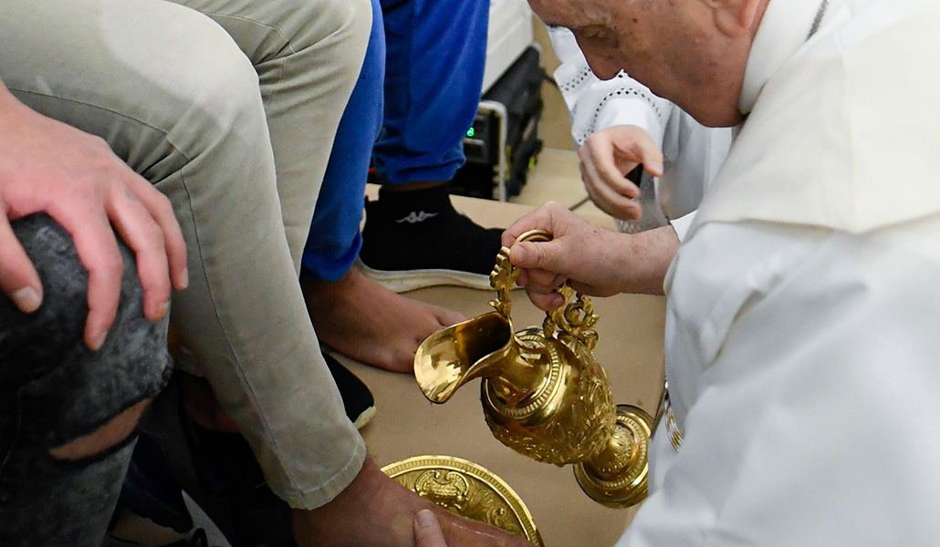 El Papa Francisco durante el lavatorio de pies el último Jueves Santo en la cárcel de menores de Roma