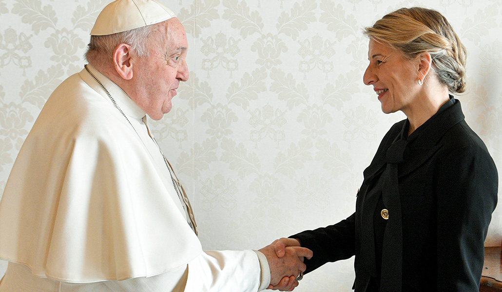 El Papa Francisco saluda a la Ministra de Trabajo y Economía Social, Yolanda Díaz