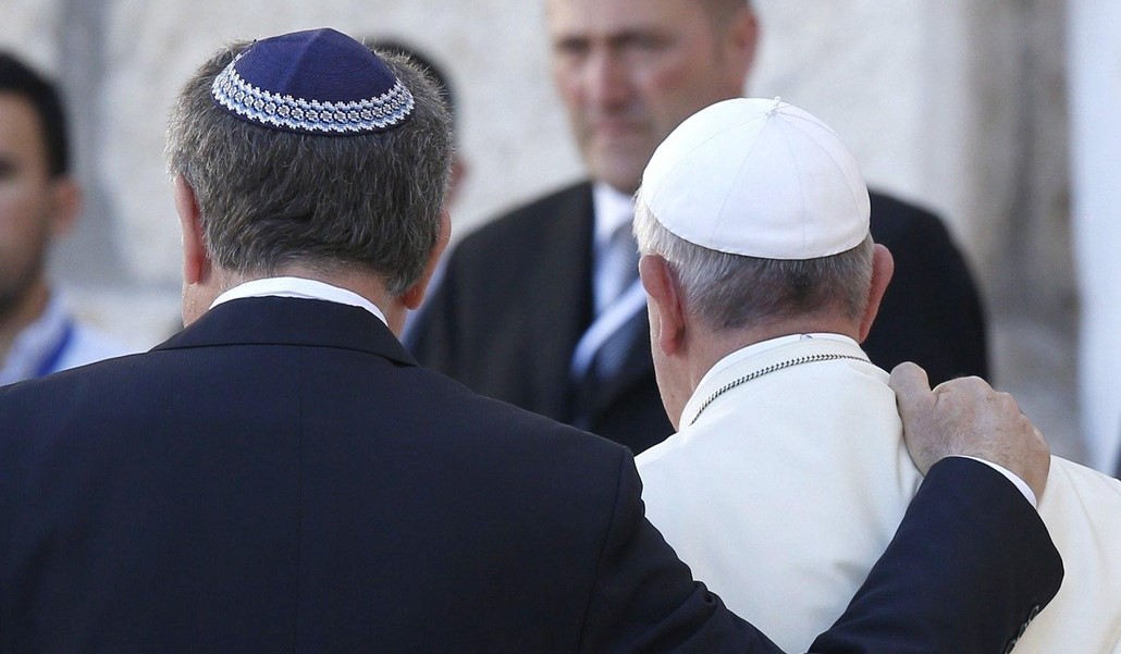 El rabino Abraham Skorka abrazando al Papa frente al Muro de las Lamentaciones en Jerusalén