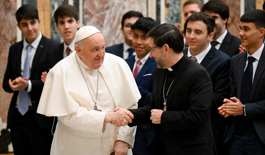 El cardenal Cobo saluda al Papa durante la visita privada, que duró casi dos horas