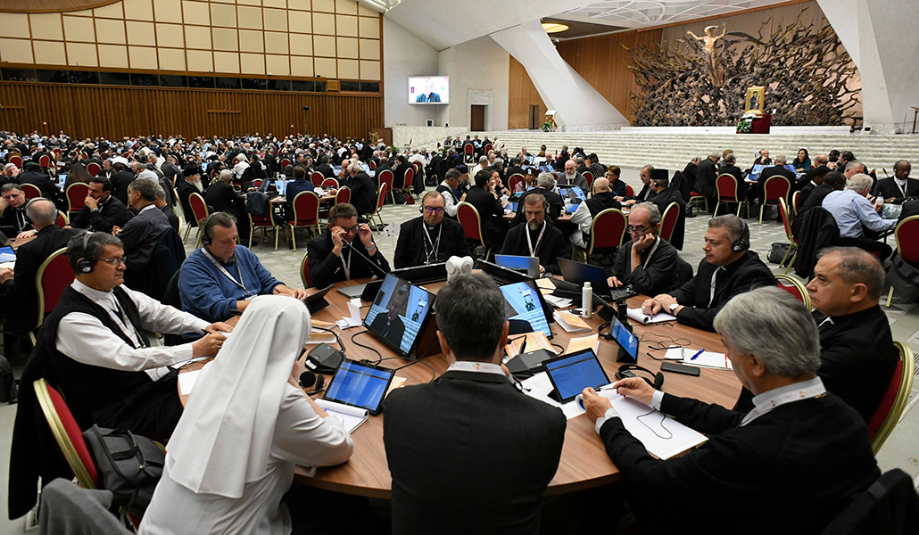 Participantes en la asamblea del Sínodo de los Obispos reunidos en el Aula de Audiencias Pablo VI del Vaticano en octubre de 2023