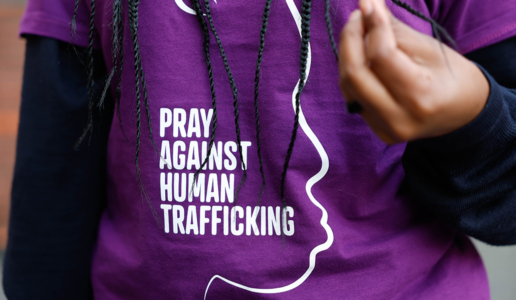 Mary Mugo, de Nairobi, Kenia, lleva una camiseta que dice «Oremos contra la trata de personas» mientras se une a otros jóvenes en la plaza de Santa Maria in Trastevere el 6 de febrero de 2024