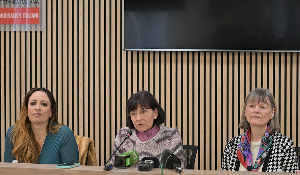 La abogada Laura Sgrò, Gloria Branciani y Mirjam Kovac, víctimas de Rupnik. Foto: AFP / Andreas Solaro.