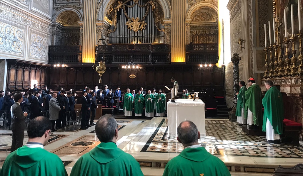 El arzobispo de Madrid celebrando Misa en la basílica de San Pedro