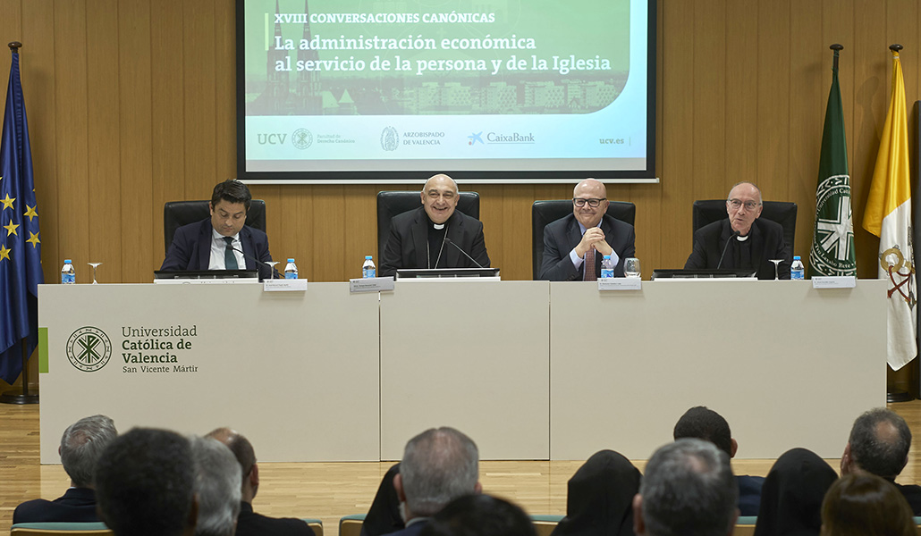 Maximino Caballero, al centro a la derecha, es el prefecto de la Secretaría de Asuntos Económicos de la Santa Sede