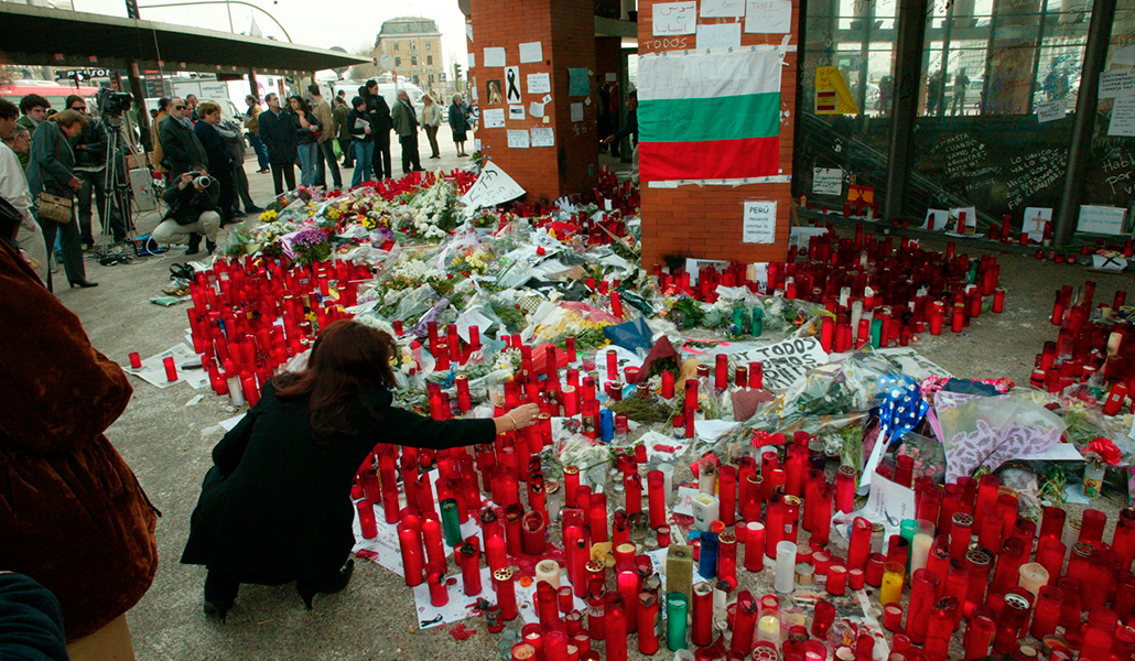 Velas y flores en recuerdo de las víctimas de los atentados del 11-M en la estación de Atocha, en Madrid, el 16 de marzo de 2004