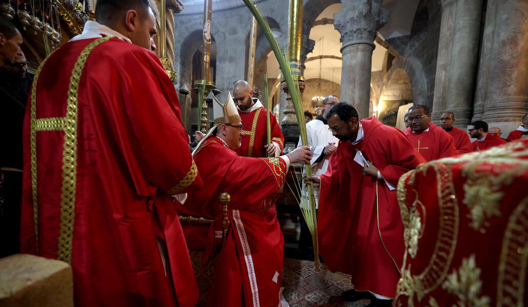 El cardenal Pizzaballa durante la celebración del Domingo de Ramos en el Santo Sepulcro, en Jerusalén