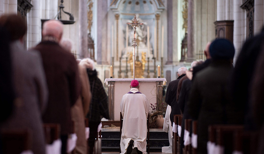 El obispo de Luçon, Francois Jacolin preside una eucaristía en homenaje a los niños víctimas de abusos sexuales por parte de sacerdotes
