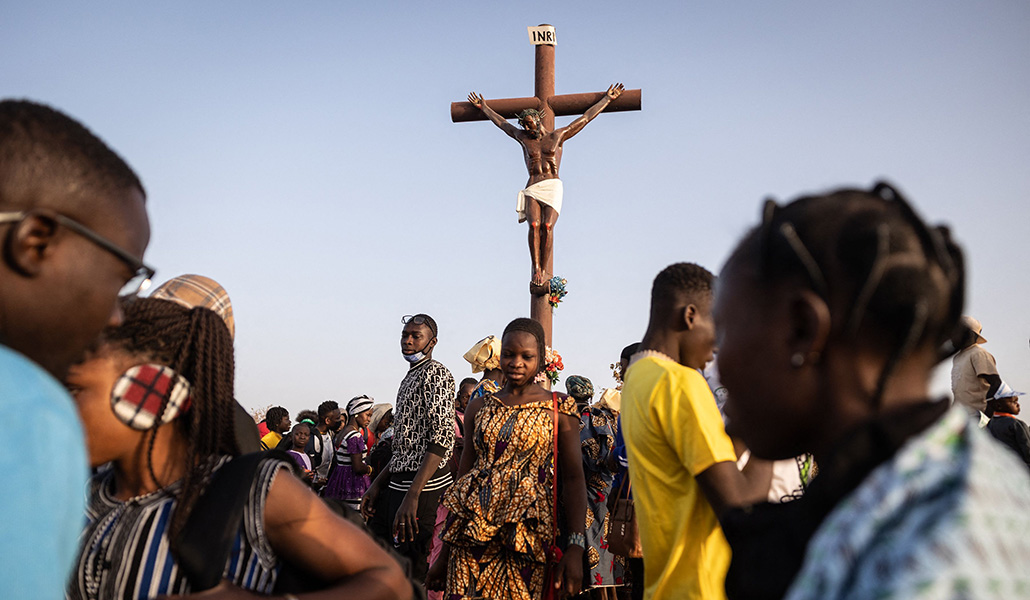 Fieles rezan durante una peregrinación a Yagma, en las afueras de Uagadugú, Burkina Faso
