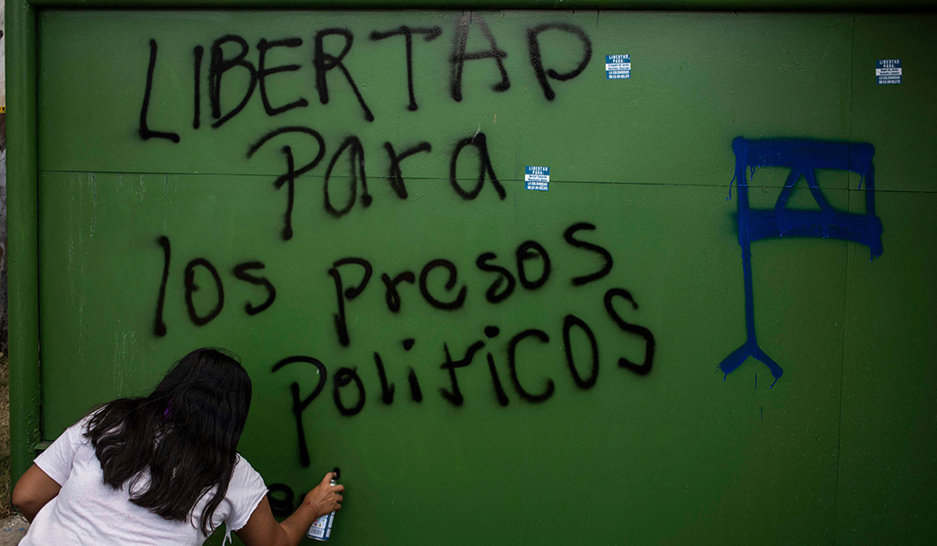 Estudiantes universitarios protestan exigiendo al Gobierno del presidente nicaragüense Daniel Ortega la liberación de presos políticos en Managua (Nicaragua)
