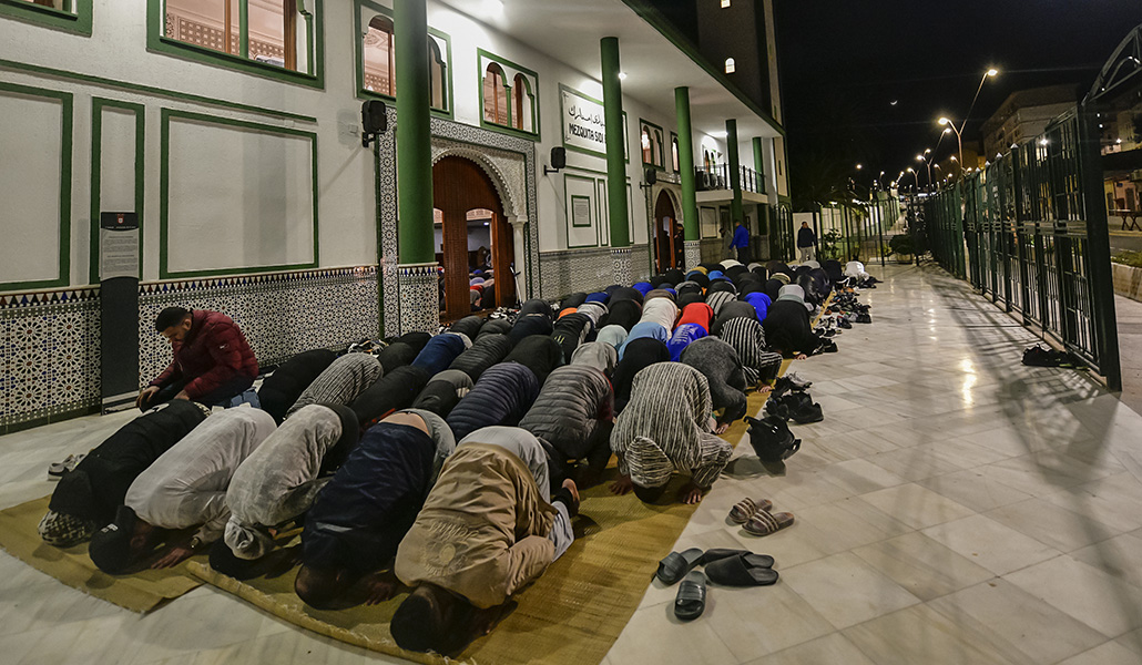 Musulmanes en la mezquita Sidi Embarek de Ceuta durante el Ramadán, el 12 de marzo de 2024