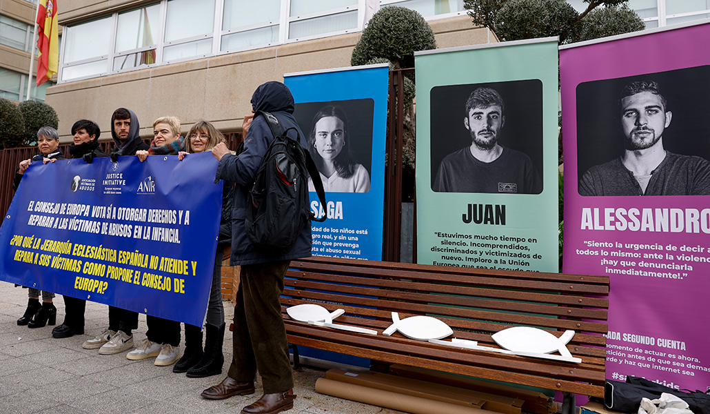 Los representantes de varias asociaciones de víctimas de abusos en la Iglesia, como Infancia Robada y la Fundación Justice Initiative, se concentran en Madrid frente a la sede de la Conferencia Episcopal, el 4 de marzo de 2024