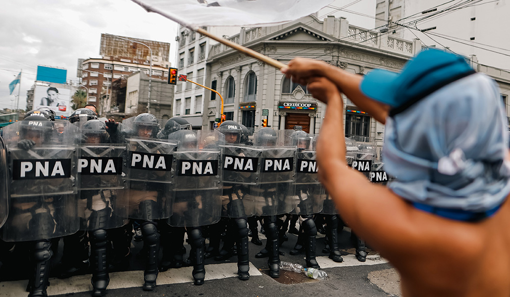 Un hombre participa en una protesta contra el gobierno de Milei, en Buenos Aires