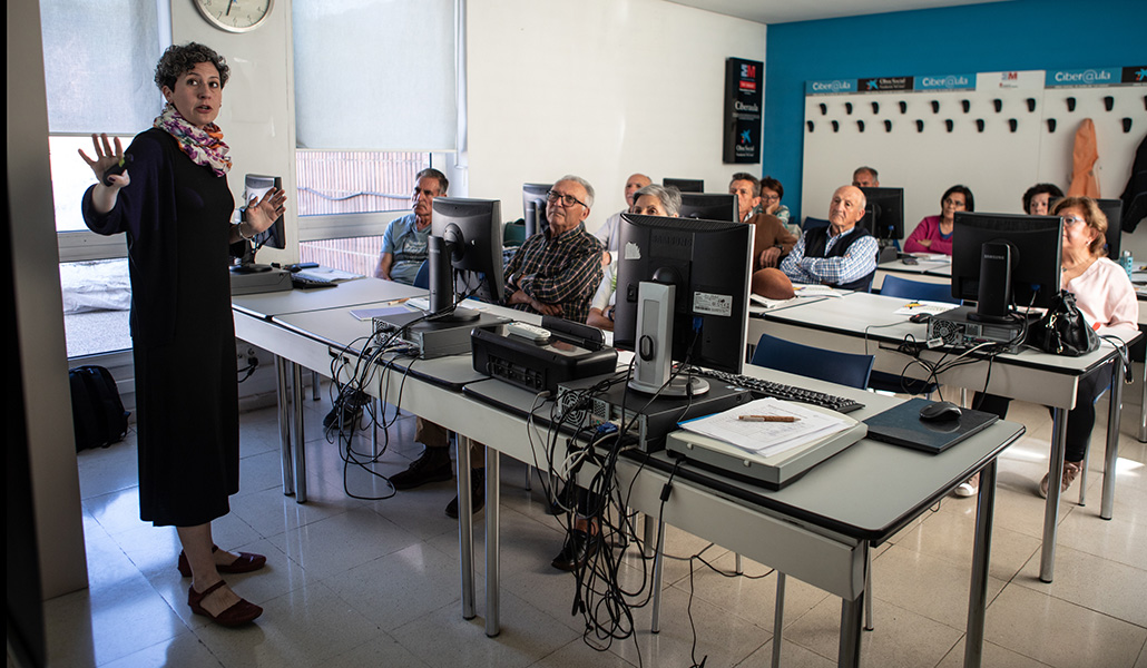 Gloria González imparte el taller 'Econos: finanzas para mayores' en Madrid.