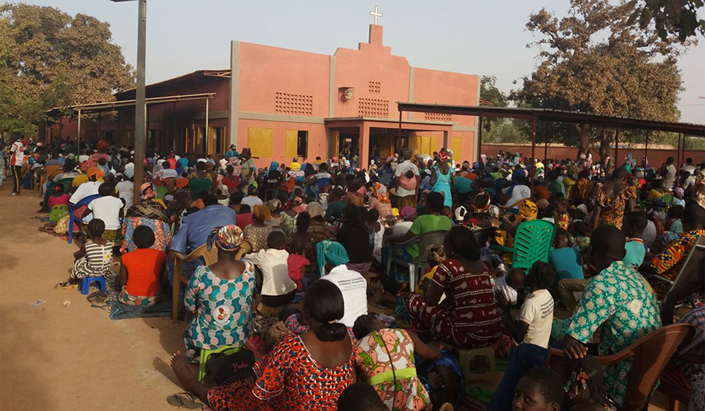 La iglesia acoge en la capital del país a desplazados por el conflicto