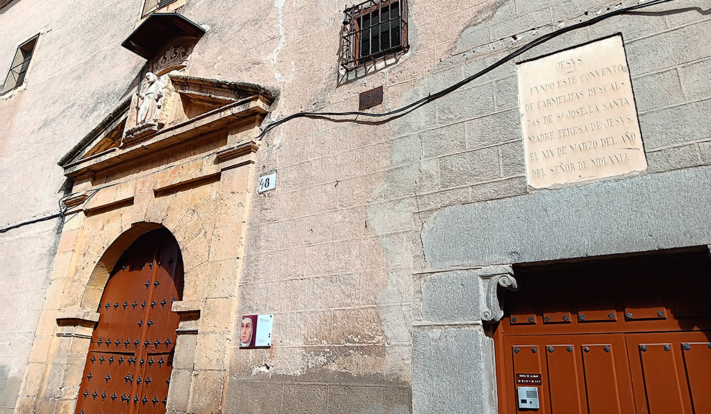 Fachada del convento de San José, con una inscripción en la que se atribuye a Jesús su fundación