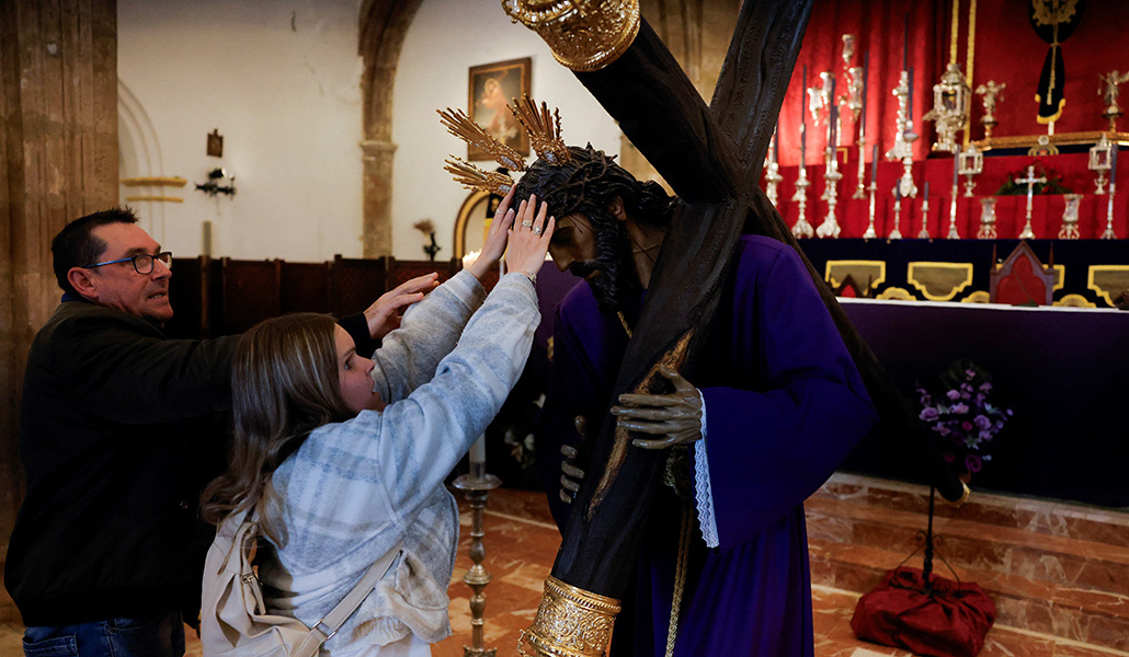 Una mujer ciega palpa el rostro de la talla del Jesús Nazareno de Ronda